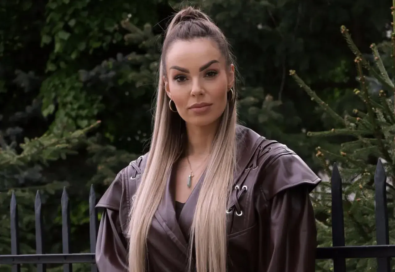 Paula Karpowicz, której wiek dodaje jej pewności siebie, w brązowej, skórzanej kurtce z ozdobnymi sznurkami.
