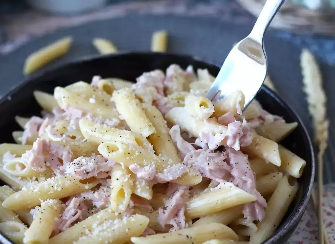 Penne cremose con prosciutto cotto e parmigiano, un piatto semplice e gustoso.