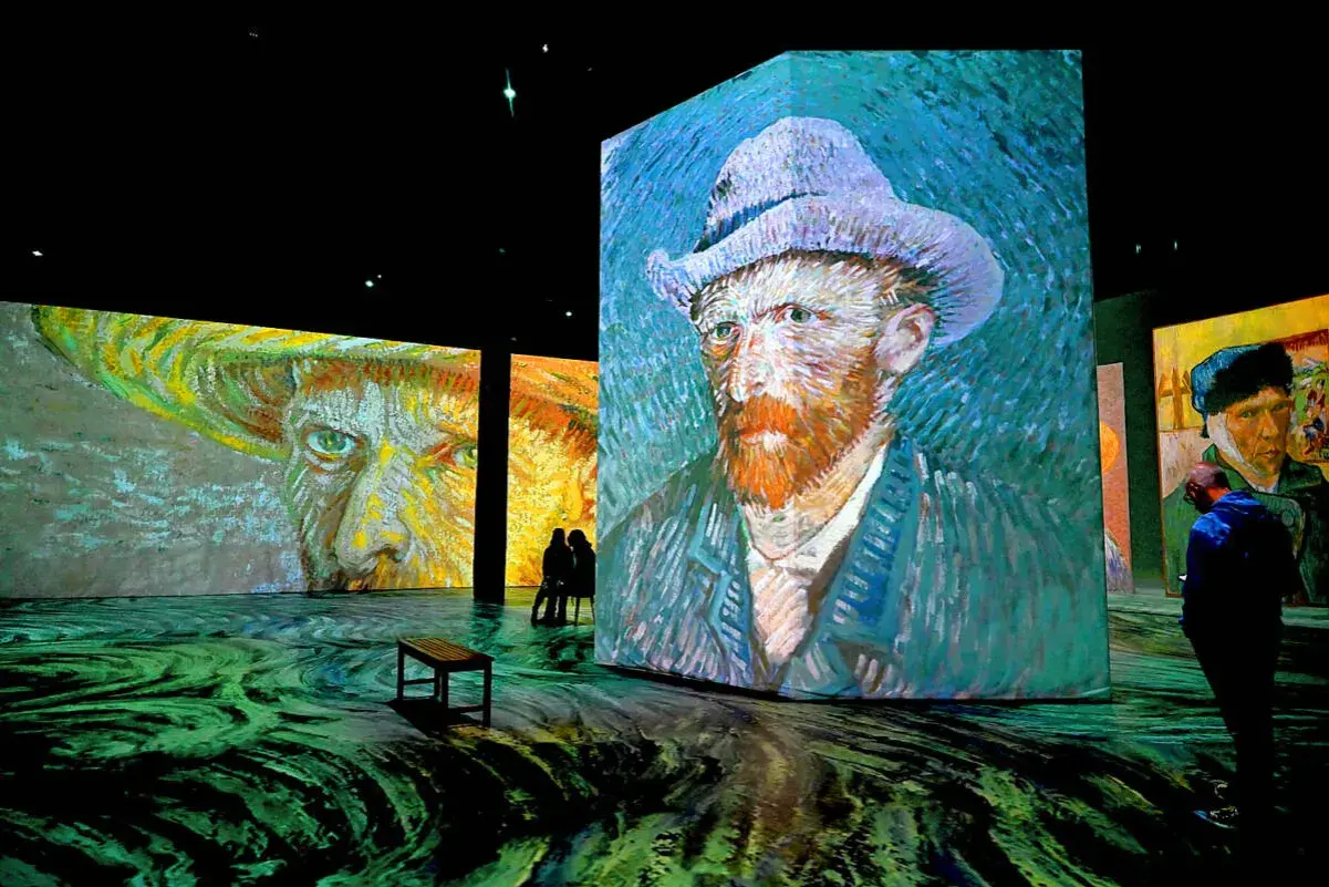 Wystawa Van Gogh w Warszawie: wielkoformatowe projekcje obrazów artysty, w tym portretów, ożywiają przestrzeń.