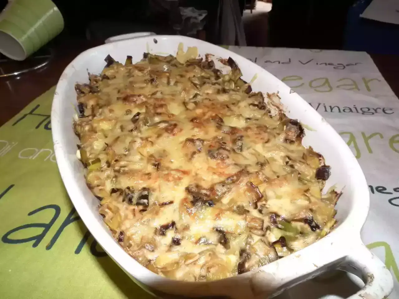 Un plat gratiné de croziflette avec des morceaux de saucisse de Morteau, prêt à être dégusté.