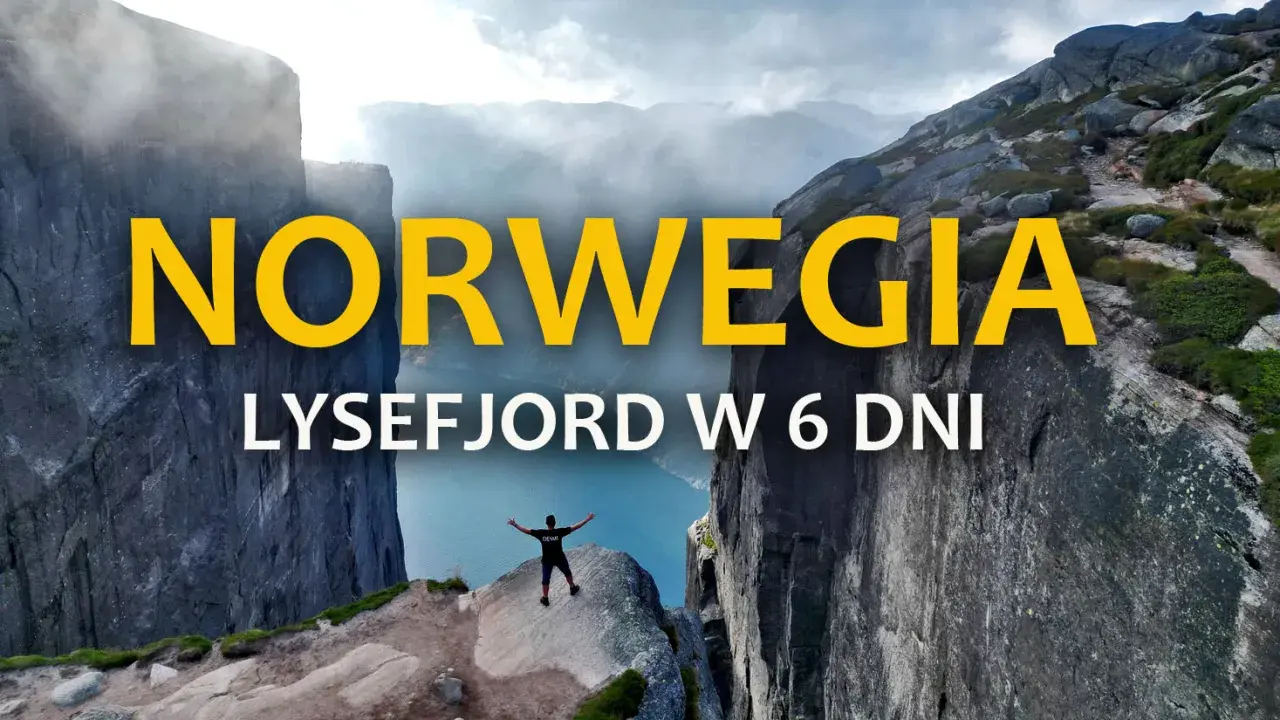 Niesamowite widoki na norweskie stavanger fiordy. Człowiek na skale cieszy się majestatem Lysefjordu.