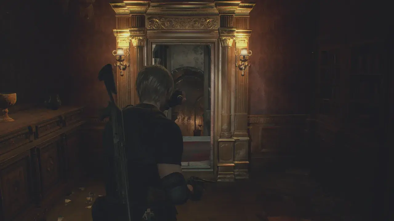 Leon w Resident Evil 4 szuka drogi, gdy wchodzi do bogato zdobionego korytarza.