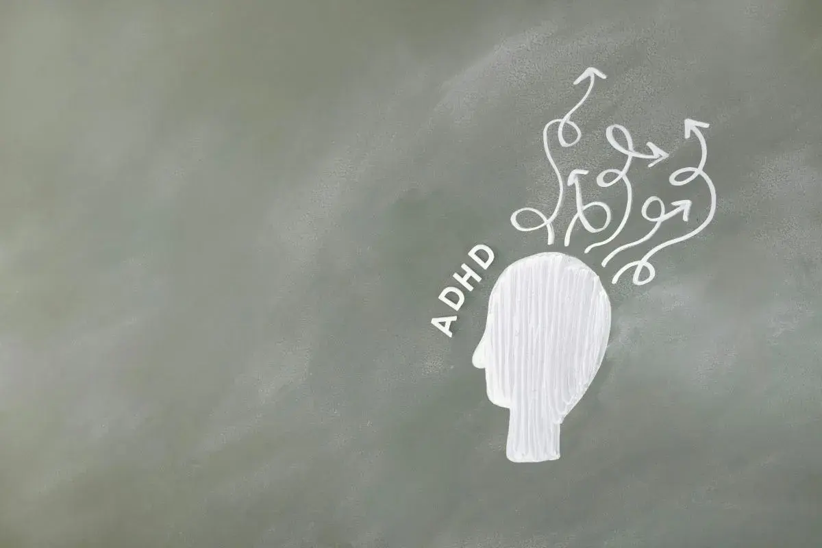 Kopf mit Pfeilen, die Chaos symbolisieren, neben dem Wort "ADHD". Magnesium kann bei ADHD helfen.