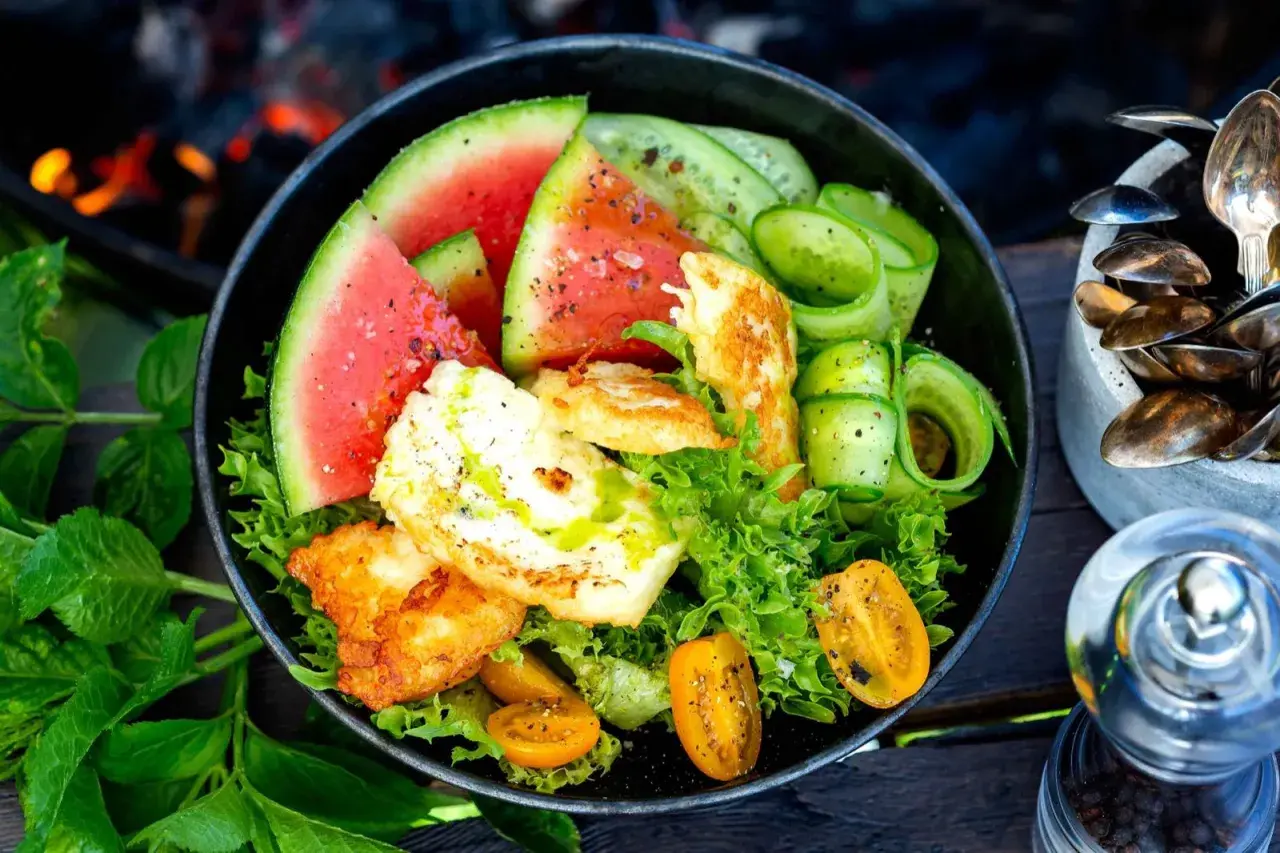 En härlig halloumi sallad med vattenmelon, gurka och körsbärstomater. Perfekt för en sommarmåltid vid grillen.