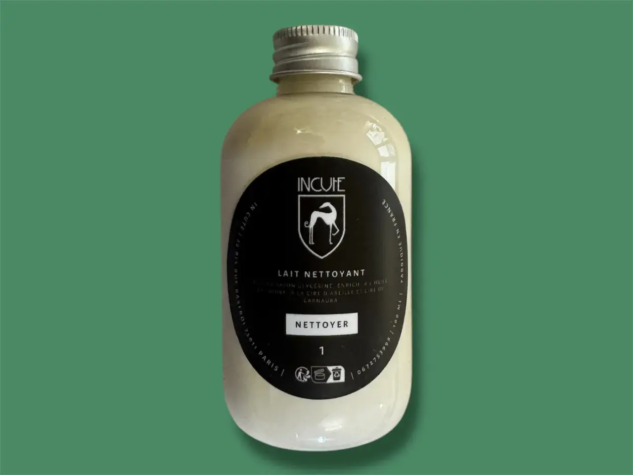 Lait nettoyant pour le cuir, une formule douce pour nettoyer et nourrir vos articles en cuir.