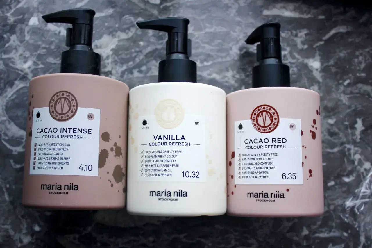 Tre flaskor Maria Nila Colour Refresh i nyanserna Cacao Intense, Vanilla och Cacao Red. Perfekt för en färginpackning hemma.