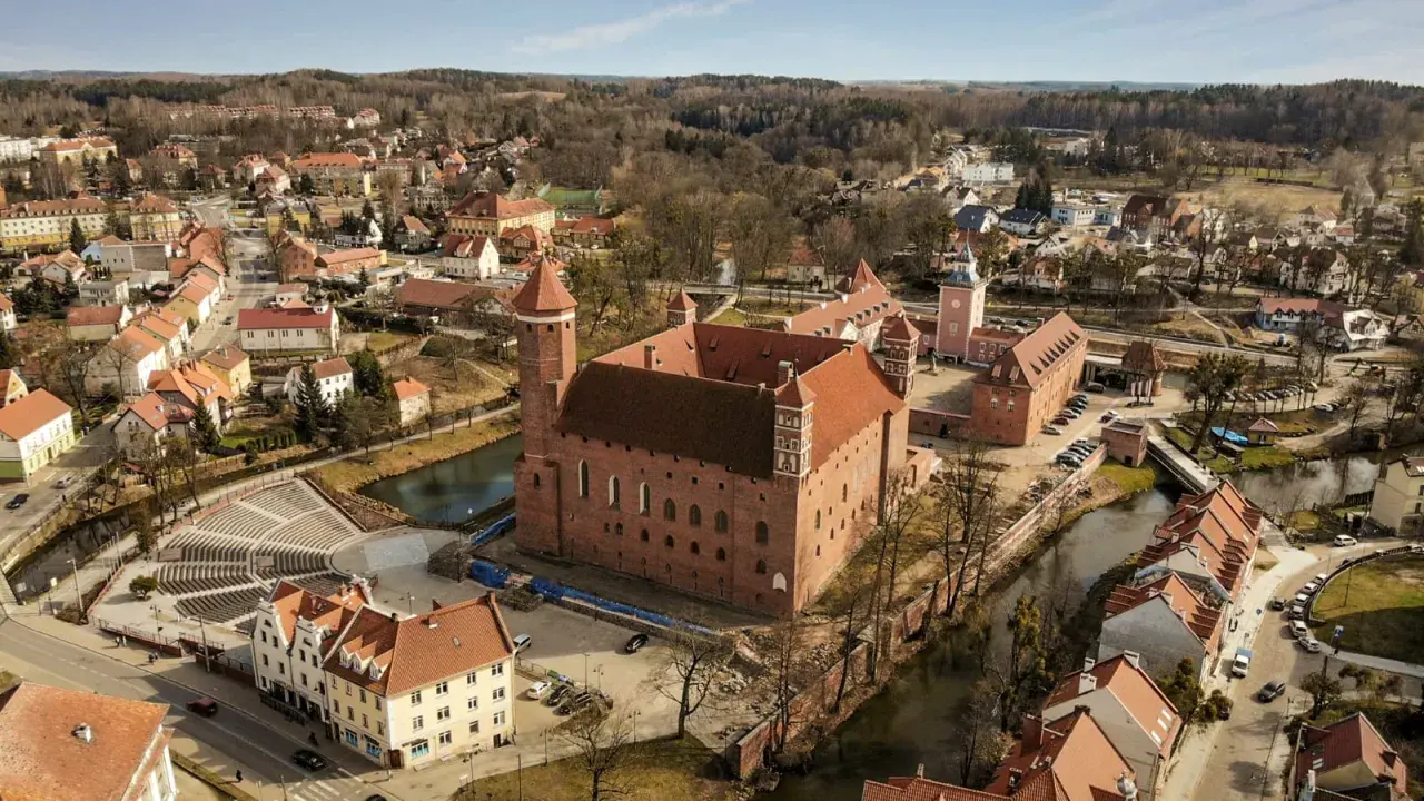 Lidzbark Warmiński atrakcje: imponujący zamek biskupów warmińskich, otoczony fosą i malowniczym miastem.