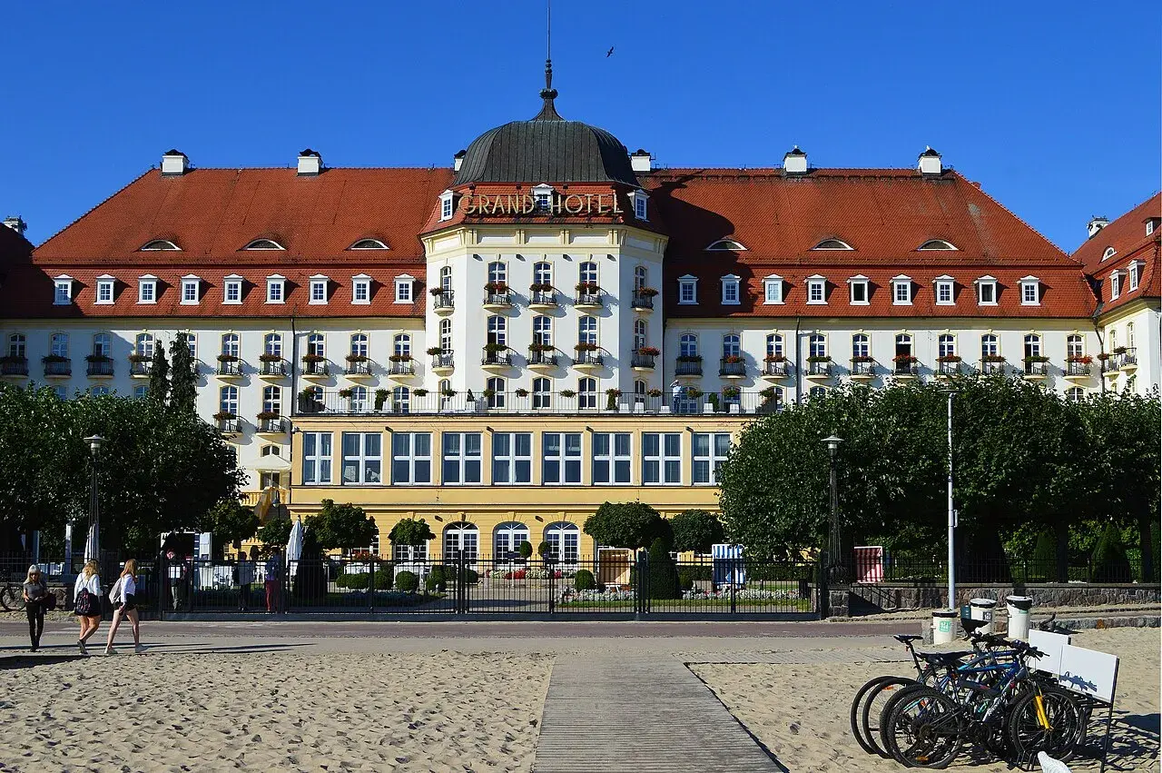 Grand Hotel w Sopocie, idealne miejsce na weekendowy wypad nad morze. Piękna plaża i błękitne niebo.