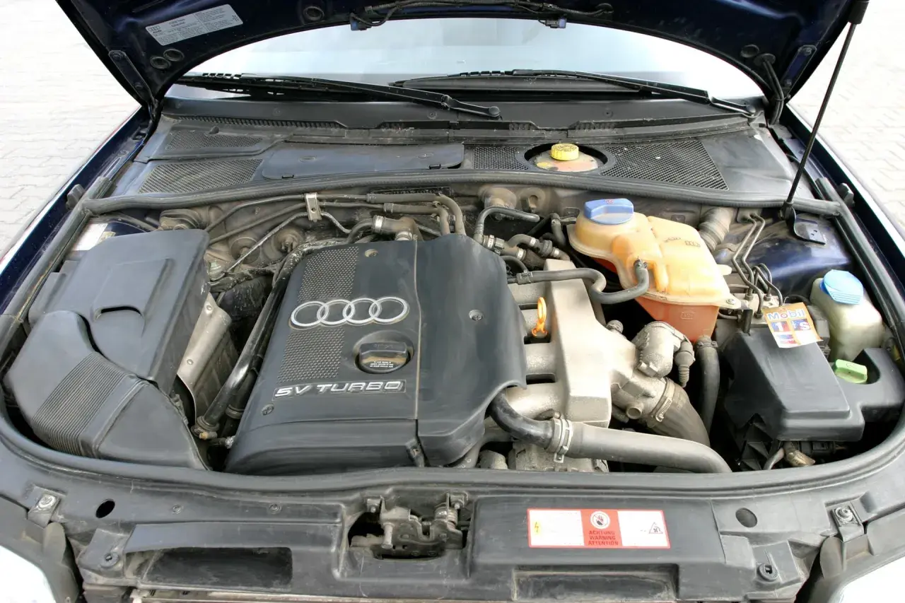 Silnik 2.5 V6 TDI z Audi B5, z widocznym turbosprężarką i elementami układu chłodzenia.
