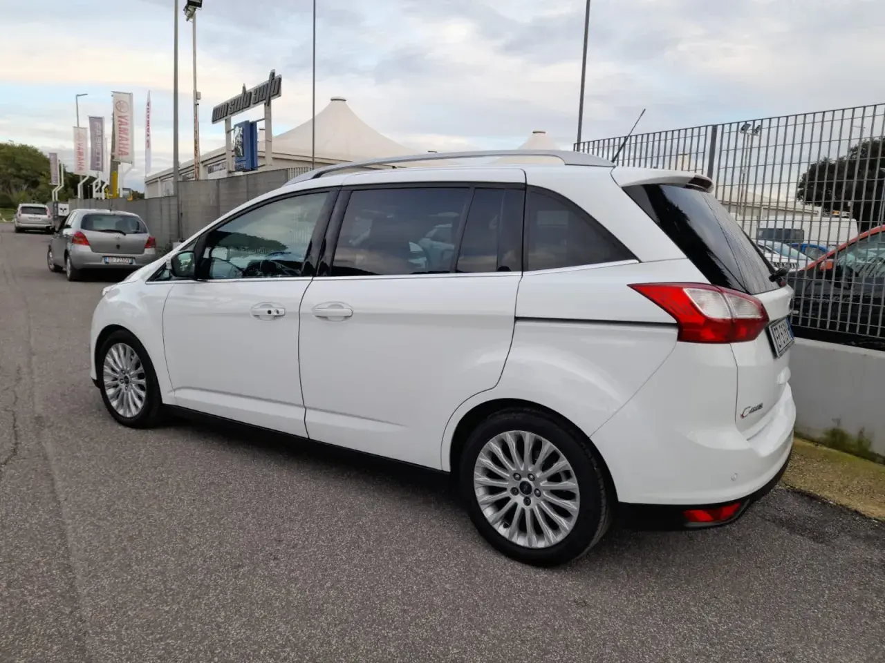 Ford C-Max 7 posti bianca, vista laterale. Ideale per famiglie numerose, offre spazio e comfort.