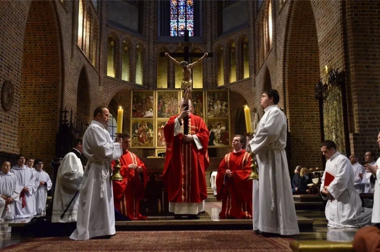 Czy msza w wielki piątek jest obowiązkowa? Oto, co musisz wiedzieć
