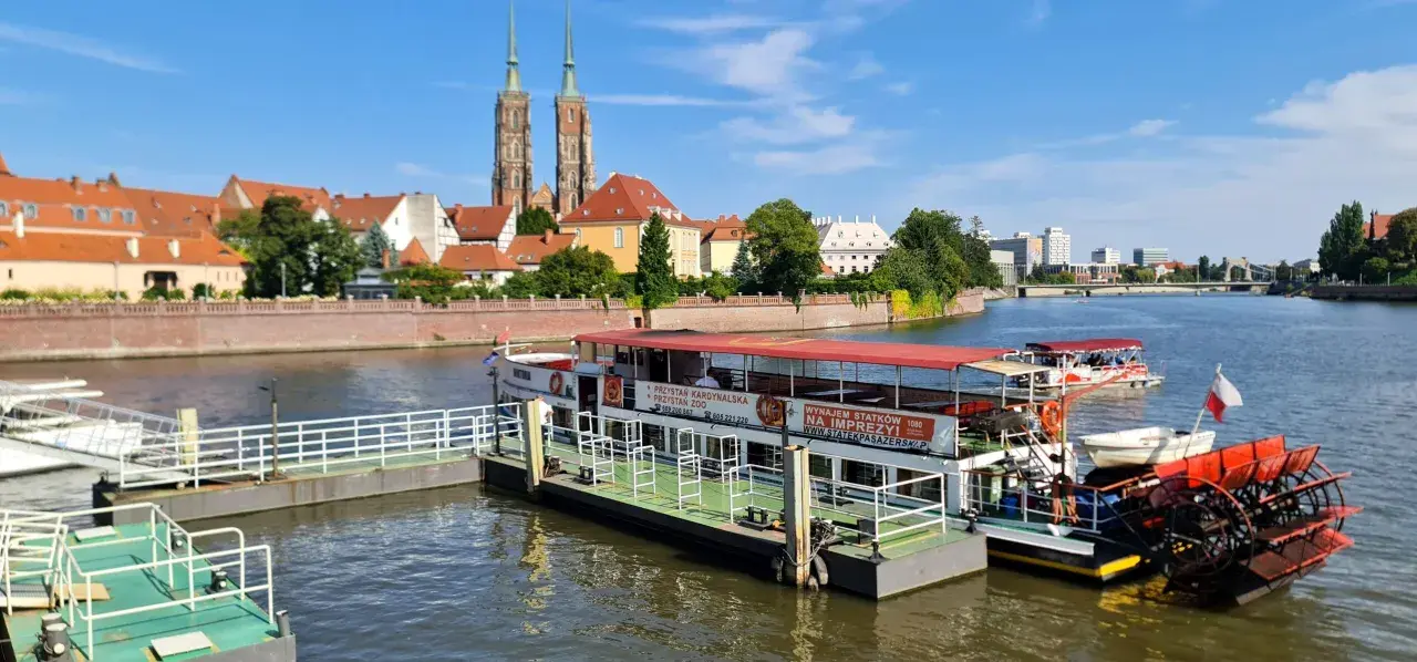 Boote auf der Oder vor der malerischen Altstadt Breslau mit den Türmen der Kathedrale.