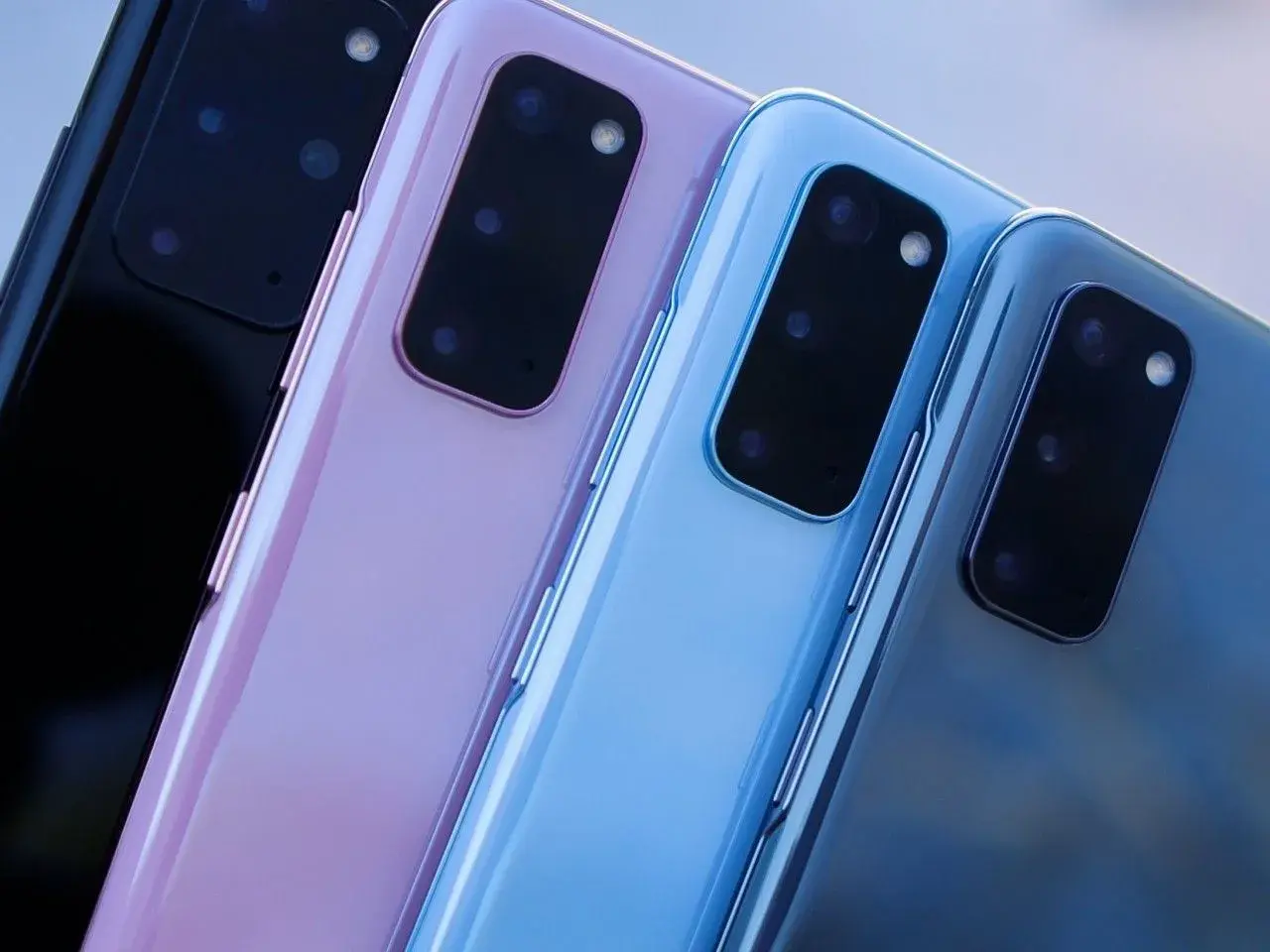 Eleganckie telefony do 800 zł w pastelowych kolorach: czarny, różowy, błękitny i granatowy.