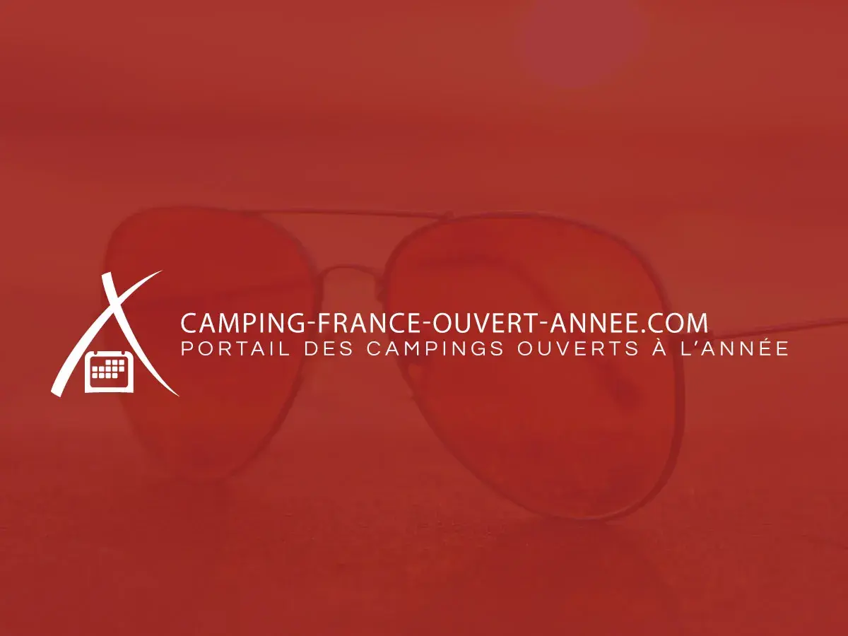 Logo et texte "Camping-France-Ouvert-Annee.com" sur fond rouge, avec des lunettes de soleil. Le portail des campings ouverts à l'année.