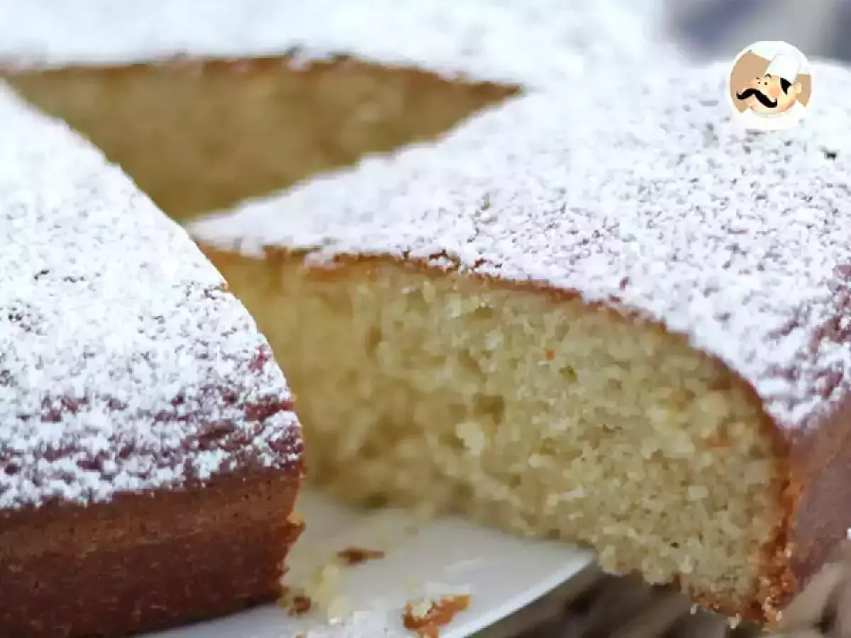 Una soffice torta allo yogurt, cosparsa di zucchero a velo, pronta per essere gustata.