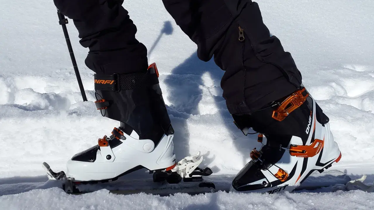 Nogi w butach do ski tury, gotowe do podboju ośnieżonych szlaków.