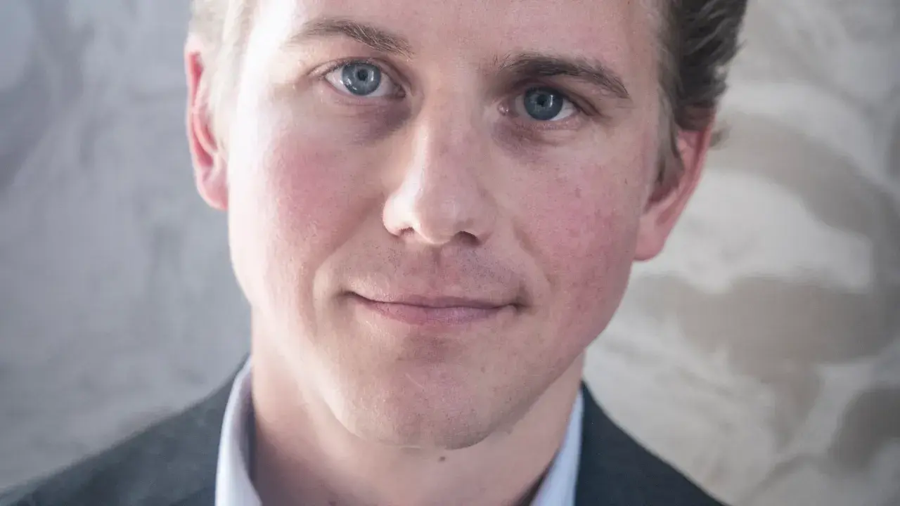 Närbild på Jacob Wallenberg Jr. med blå ögon och ett svagt leende.