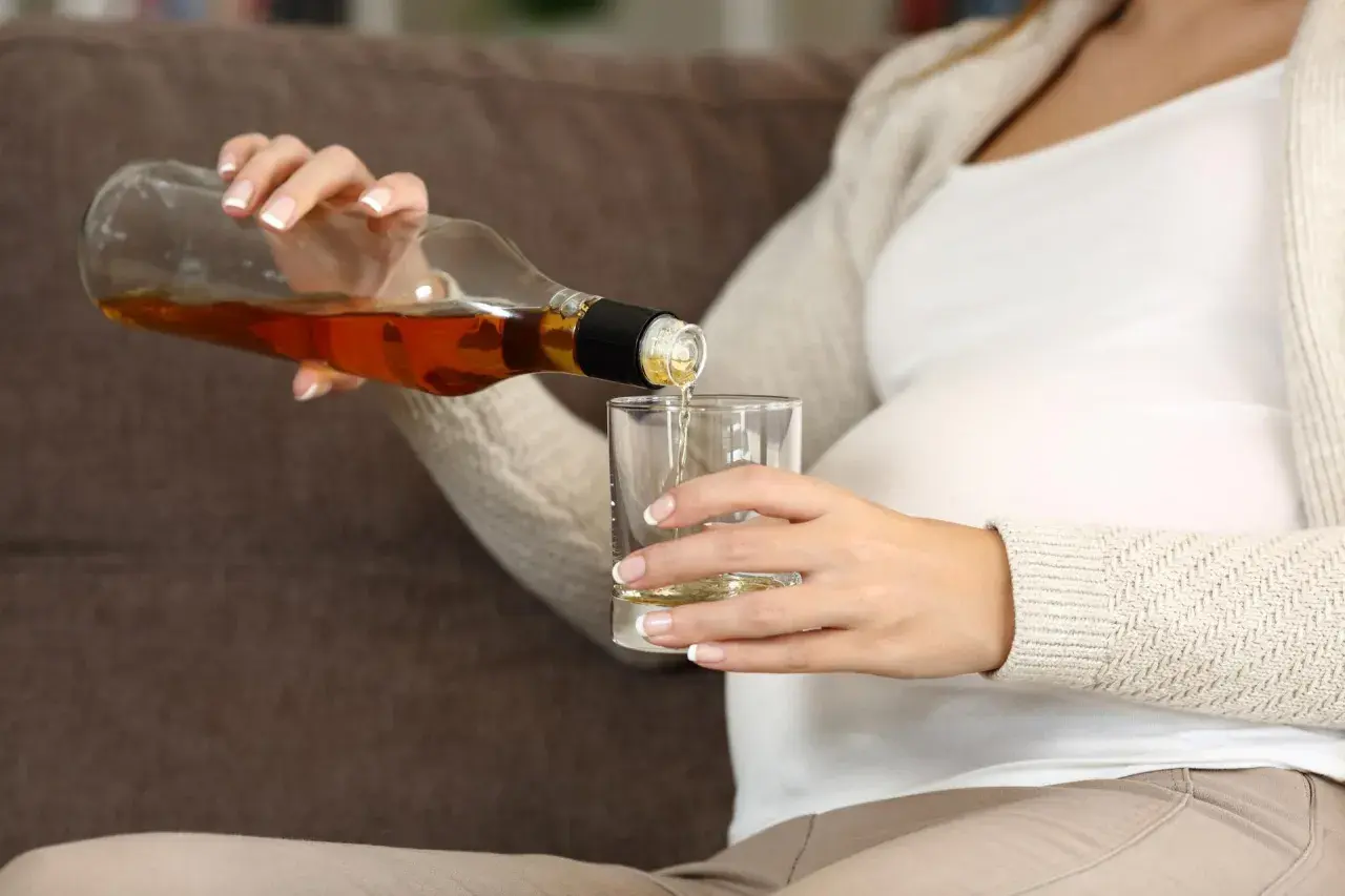 Alkohol w ciąży: Czy jest bezpieczna dawka? Poznaj fakty!