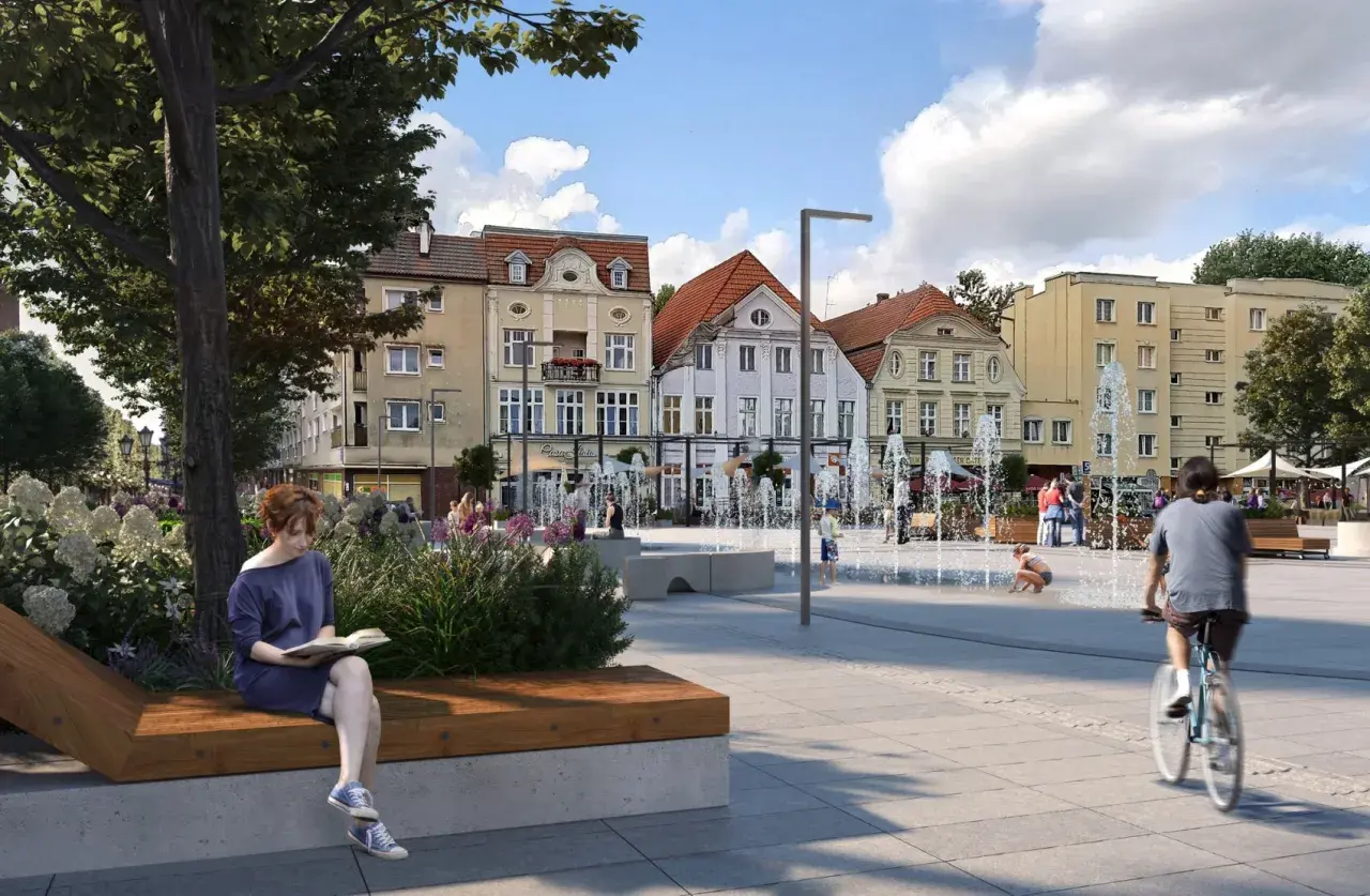 Stary Rynek w Słupsku tętni życiem: fontanny, ludzie odpoczywają i jeżdżą na rowerach.