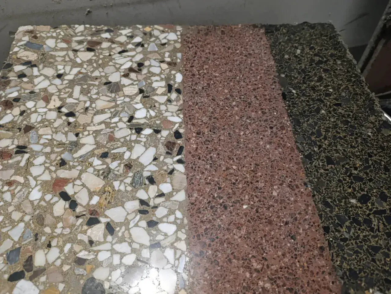 Trzy rodzaje lastryko: jasne z kamyczkami, czerwone i ciemne. Idealne do uzupełnienia ubytków w lastryko.