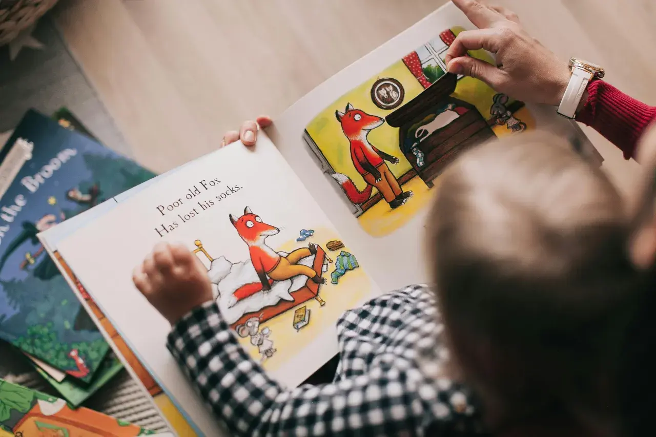 Ile godzin pracuje opiekunka w żłobku? Odkryj prawdę o godzinach pracy
