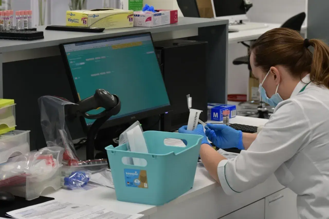 Pracownik laboratorium w maseczce i rękawiczkach przygotowuje próbki. Czy diagnostyka to dobre laboratorium? Tak, gdy jest tak precyzyjna.