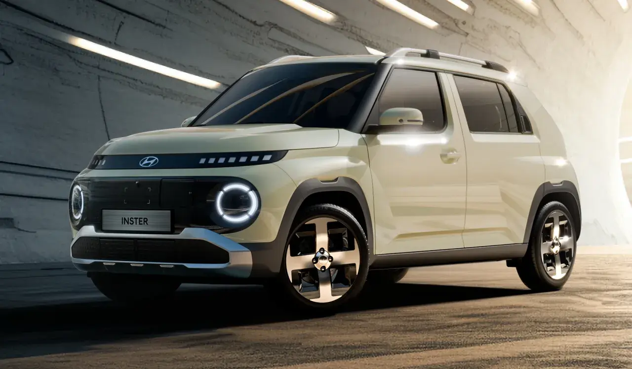 Nowy Hyundai Inster w kolorze kremowym, z okrągłymi światłami LED i charakterystycznym grillem. Sprawdź jego atrakcyjną cenę!