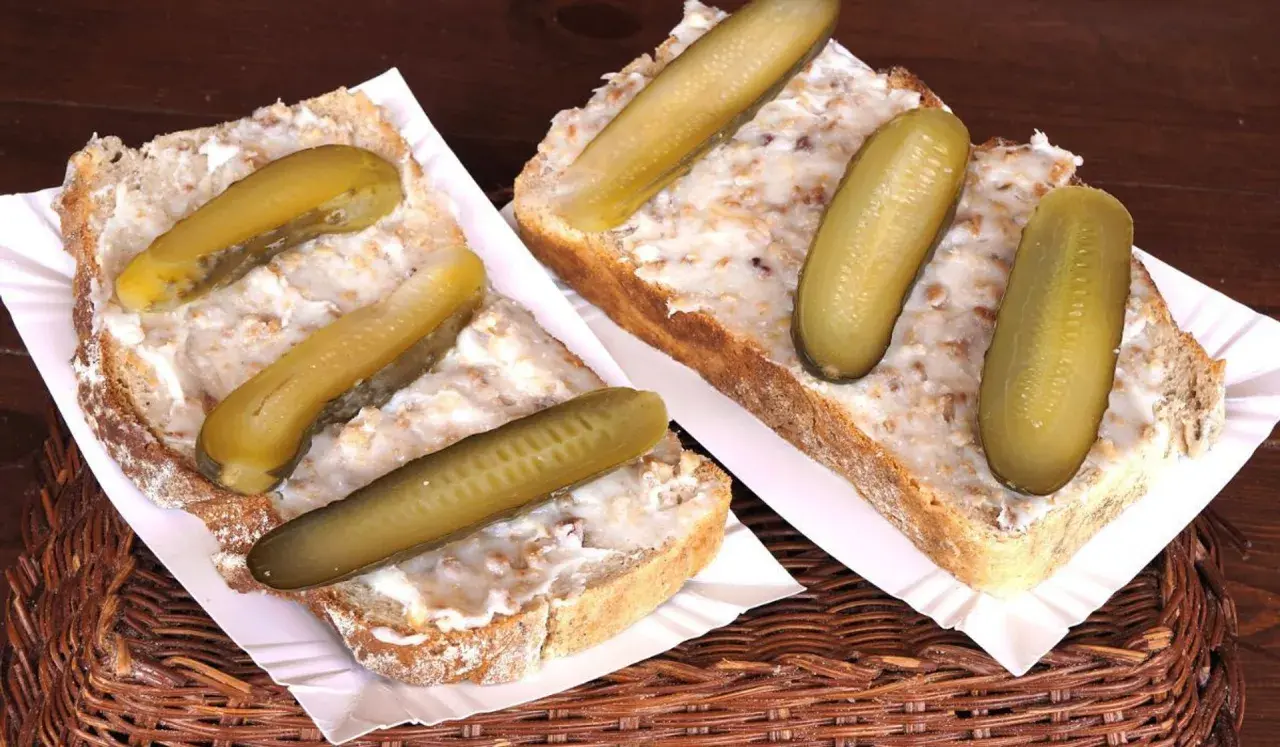 Chleb ze smalcem i ogórkiem kiszonym, jak u babci. Pyszny domowy smalec przepis babci.