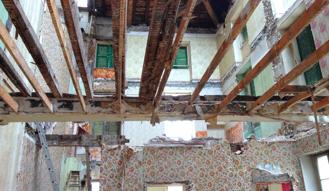 Travaux de rénovation : on s'apprête à refaire un plancher sur poutre dans une maison en démolition.