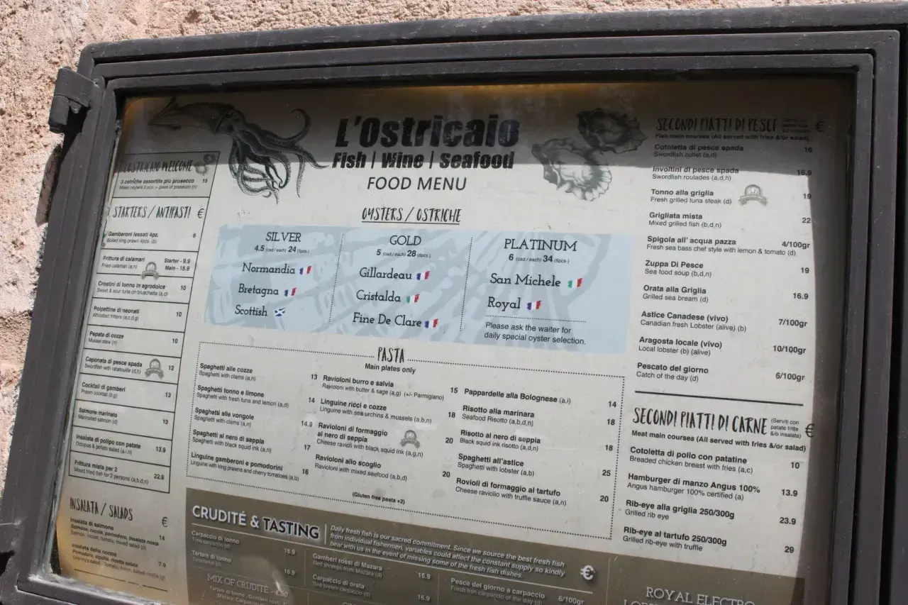 Menu z Malty: ostrygi Silver (4.5€/szt.), Gold (5€/szt.), Platinum (6€/szt.). Ceny dań głównych od 10€.