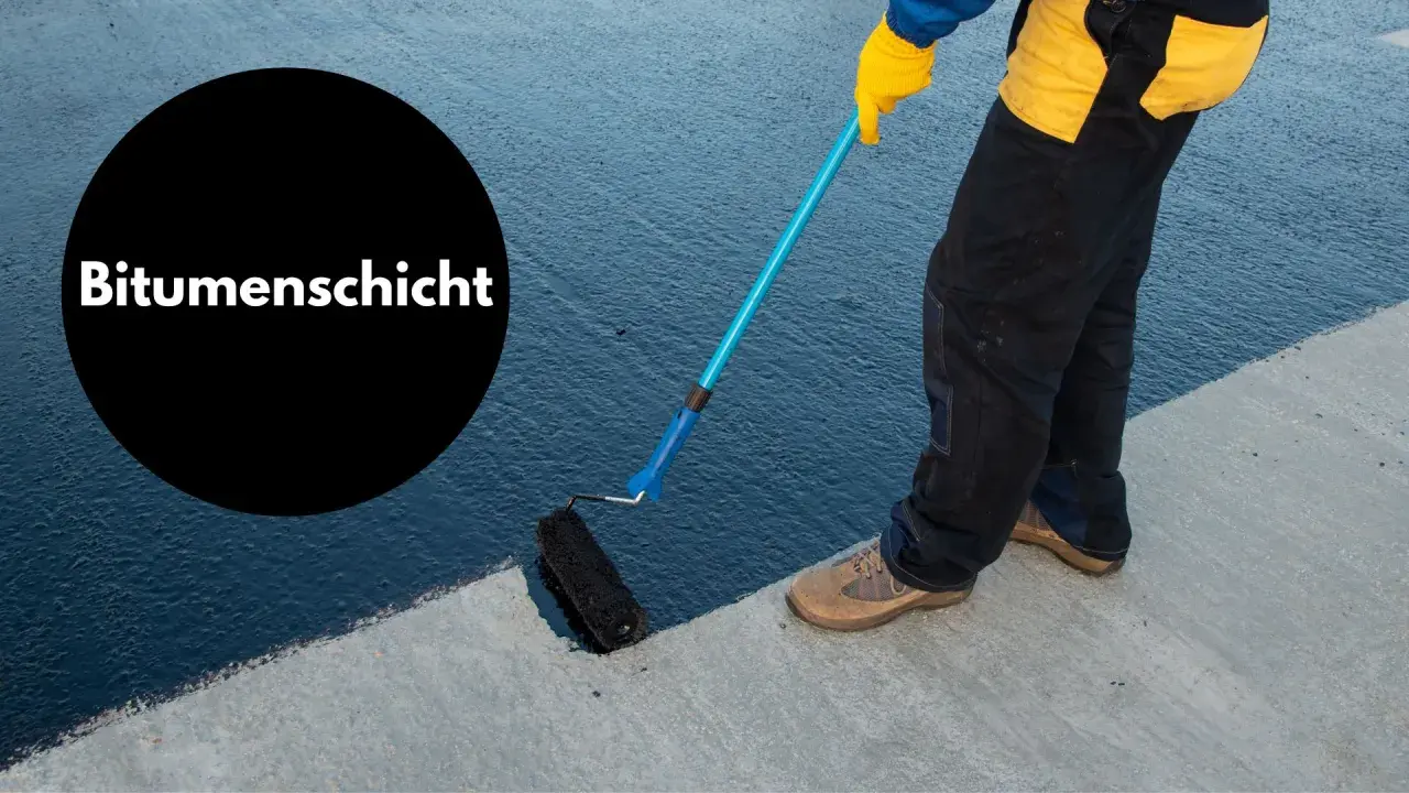 Arbeiter beschichtet mit Bitumen eine Fläche neu.