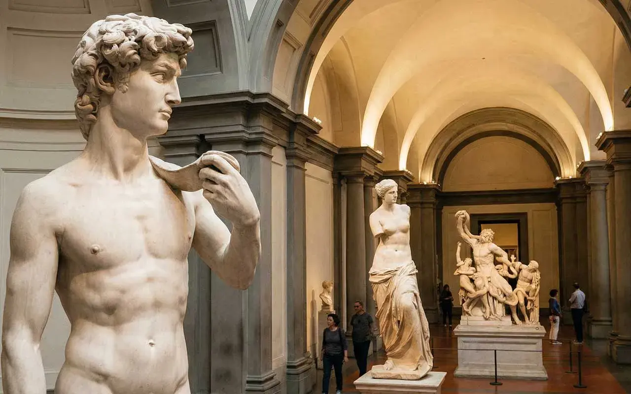 Rzeźby w muzeum: Dawid, Wenus z Milo i inne arcydzieła.