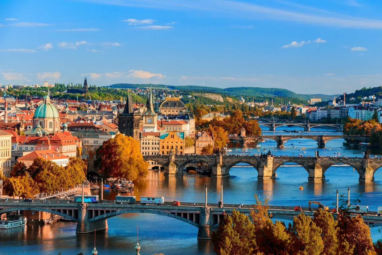 Praga jesienią, z wieloma mostami na Wełtawie. Ciekawe ciekawostki o Czechach czekają na odkrycie w tym pięknym mieście.