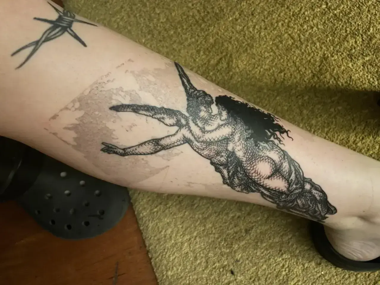 Tatuaż anioła na nodze blaknie, zastanawiam się, dlaczego tusz wychodzi z tatuażu.