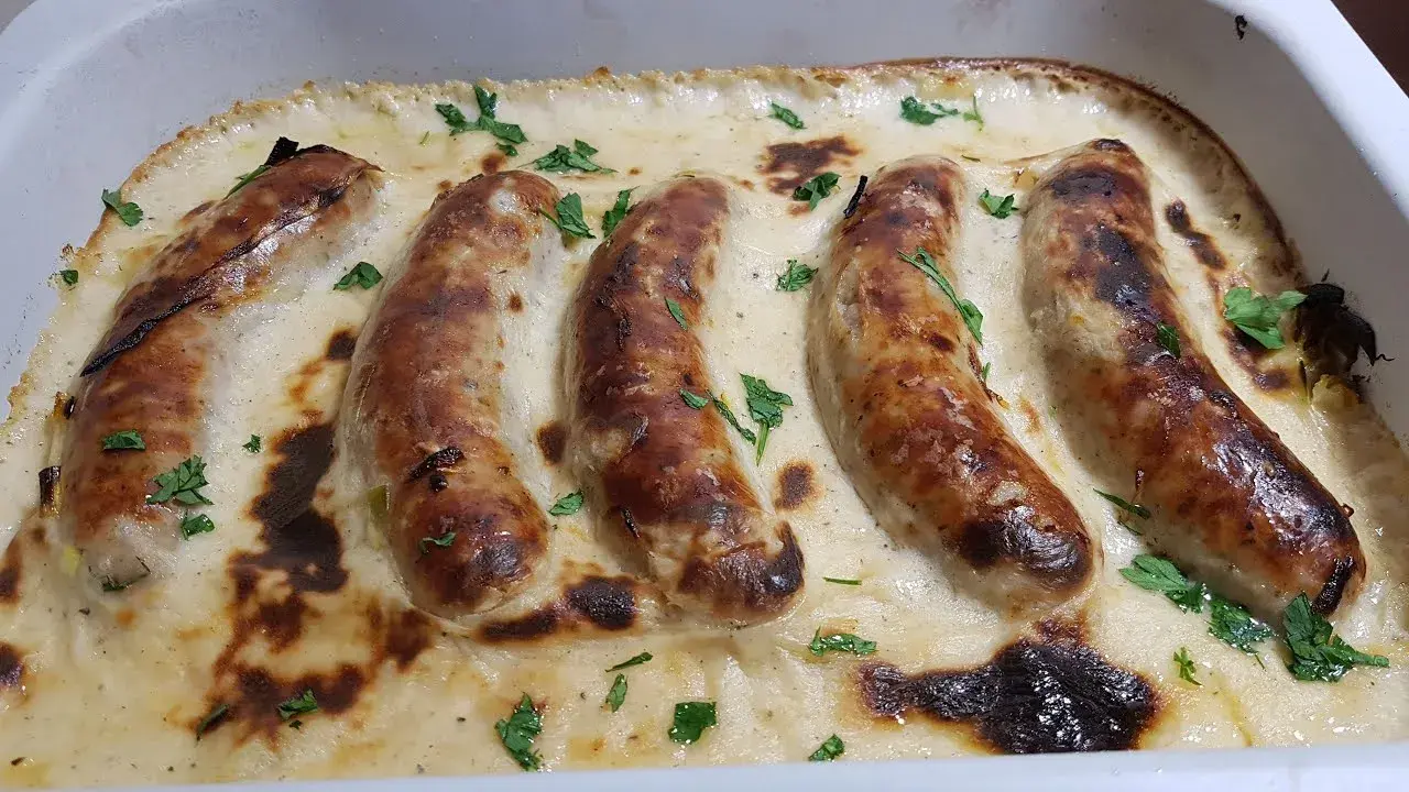 Pyszna kiełbasa w sosie śmietanowym – proste przepisy na każdą okazję