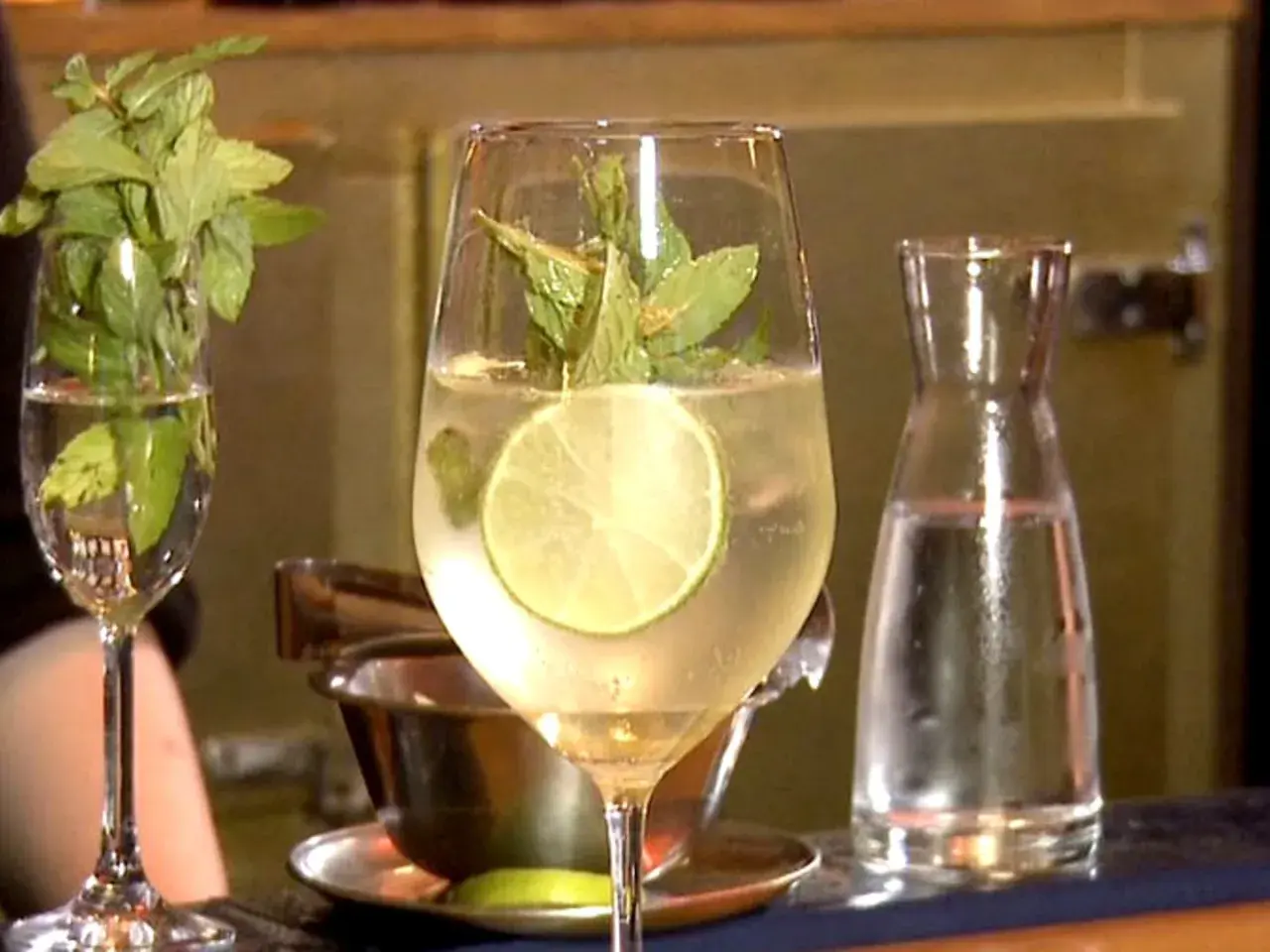Erfrischender Hugo Spritz mit Limette und Minze, bereit zum Genießen.