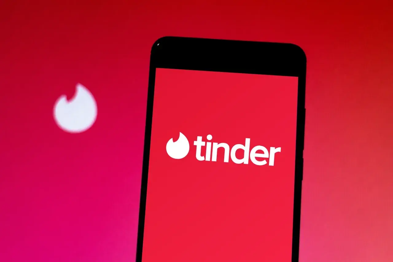 Logo Tinder na ekranie smartfona. Aplikacja, która zrewolucjonizowała randkowanie, powstała w 2012 roku.