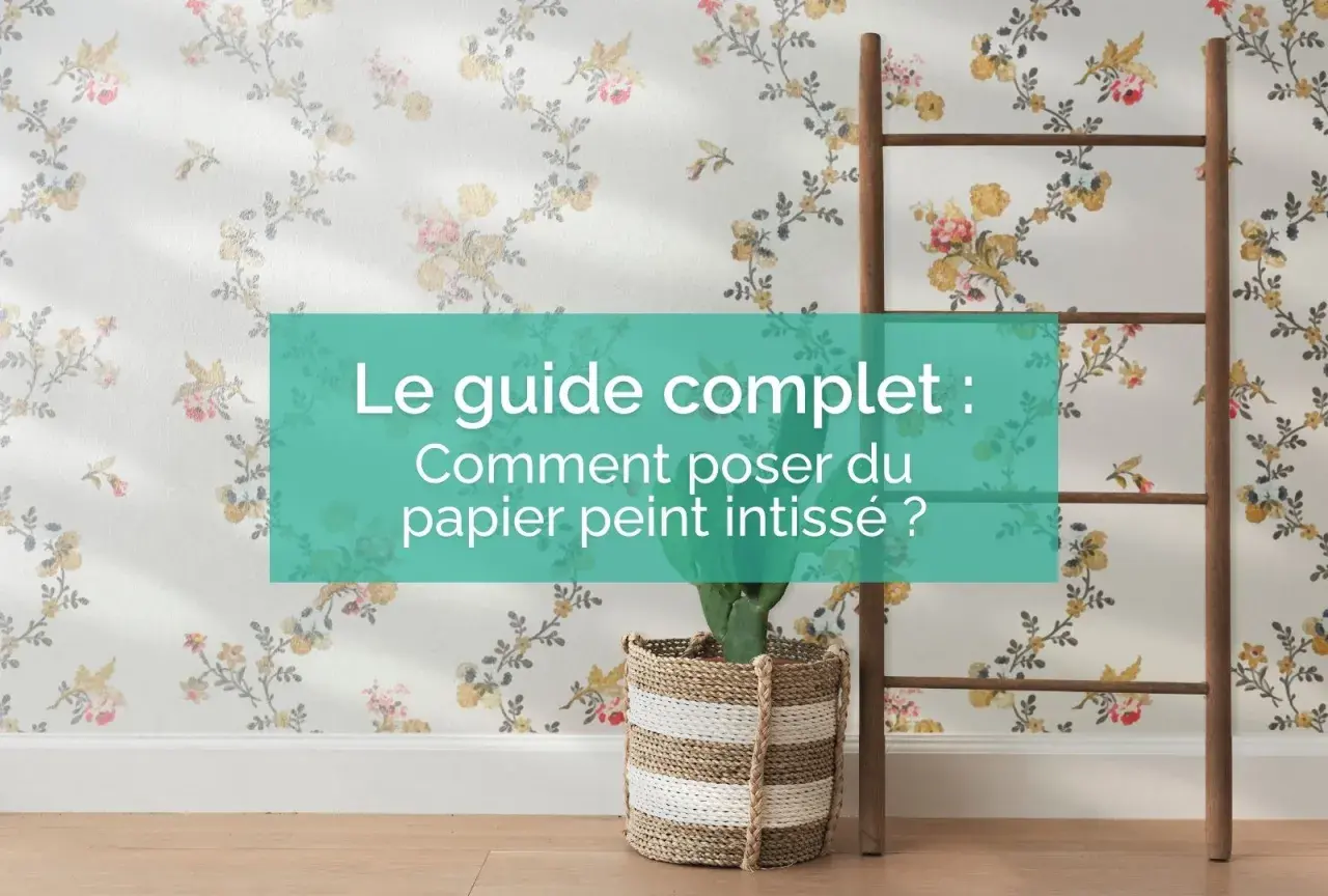 Le guide complet : comment poser du papier peint intissé ? Un décor floral et une échelle en bois pour une ambiance chaleureuse.