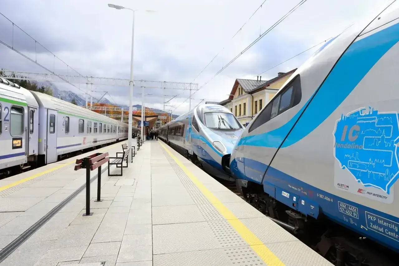 Pendolino na stacji, widoczne oznaczenie w rozkładzie jazdy. Pociągi PKP Intercity gotowe do podróży.