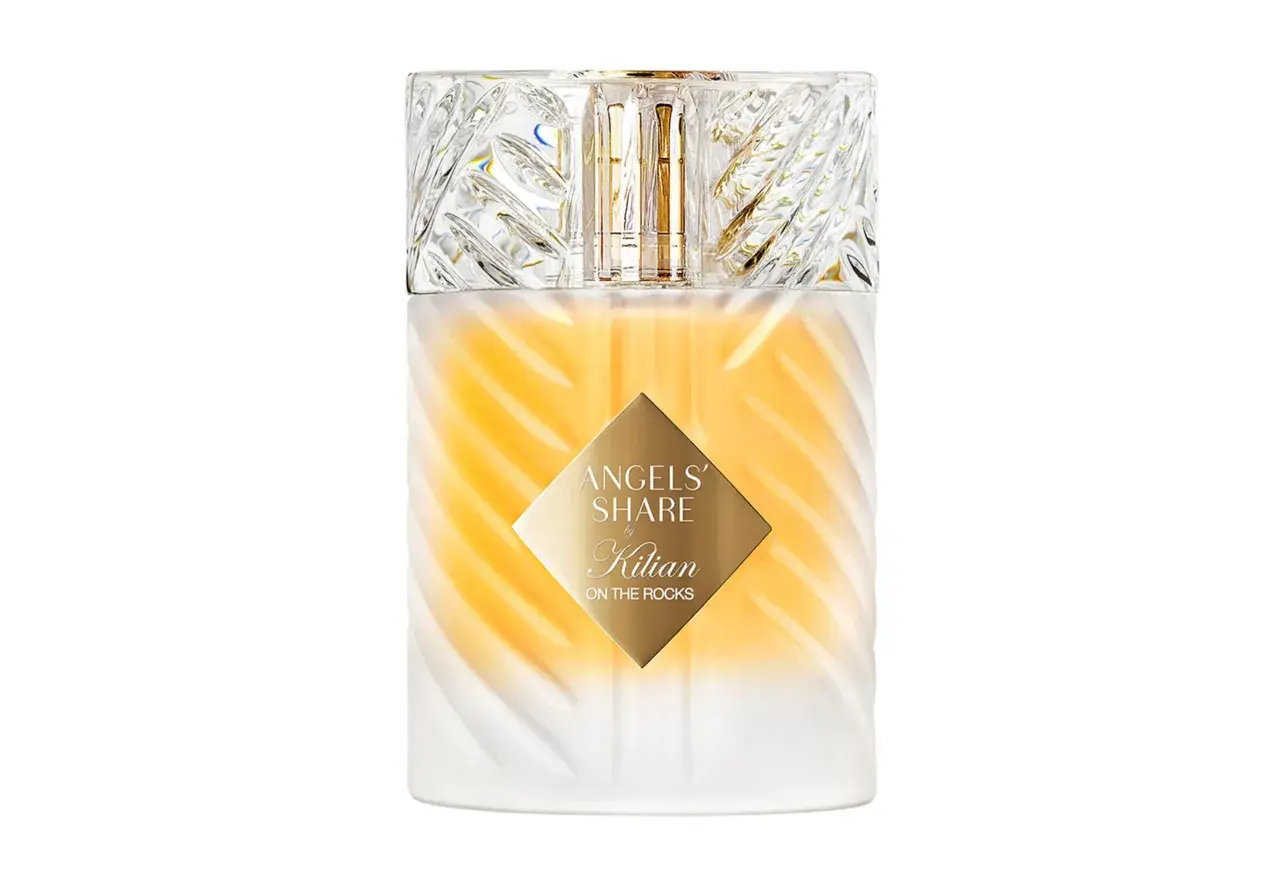 Elegancka butelka perfum Kilian Angels' Share, z wyrazistym, złotym logo i ozdobną nakrętką.