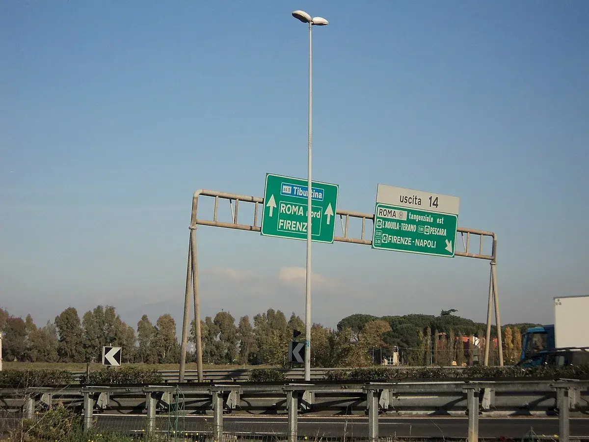 Segnaletica stradale per il parcheggio metro Roma, indica le direzioni per Firenze, L'Aquila, Teramo, Pescara, e tangenziale est.