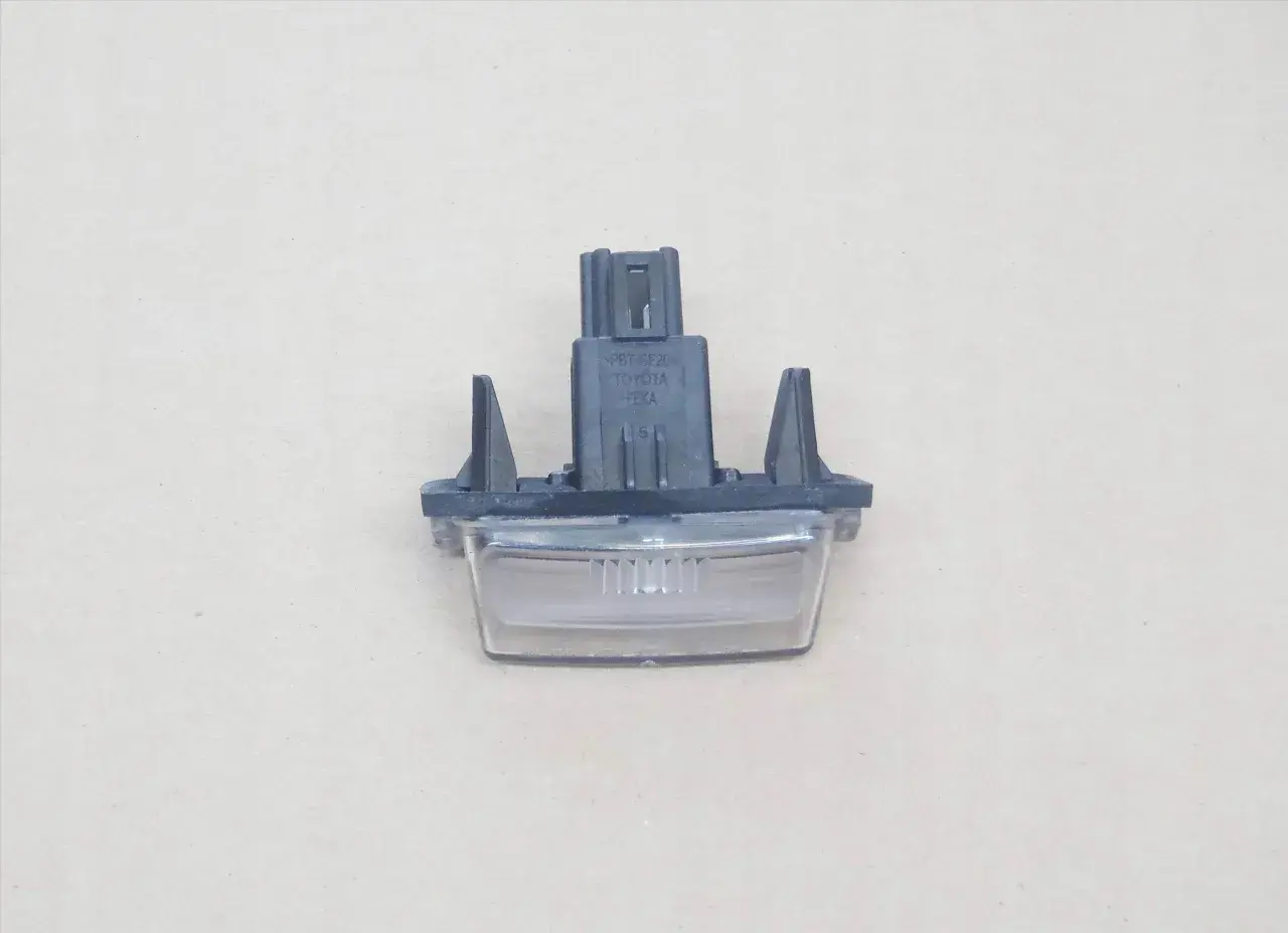Lampa tablicy rejestracyjnej do Toyota Verso, niezbędna do wymiany żarówki.