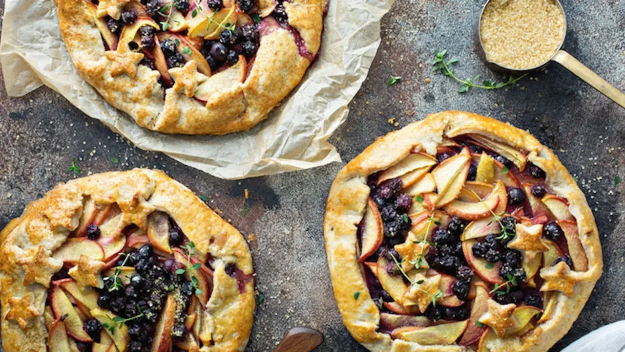 Tre gallette dolci con mele e mirtilli, perfette per una ricetta facile e golosa.