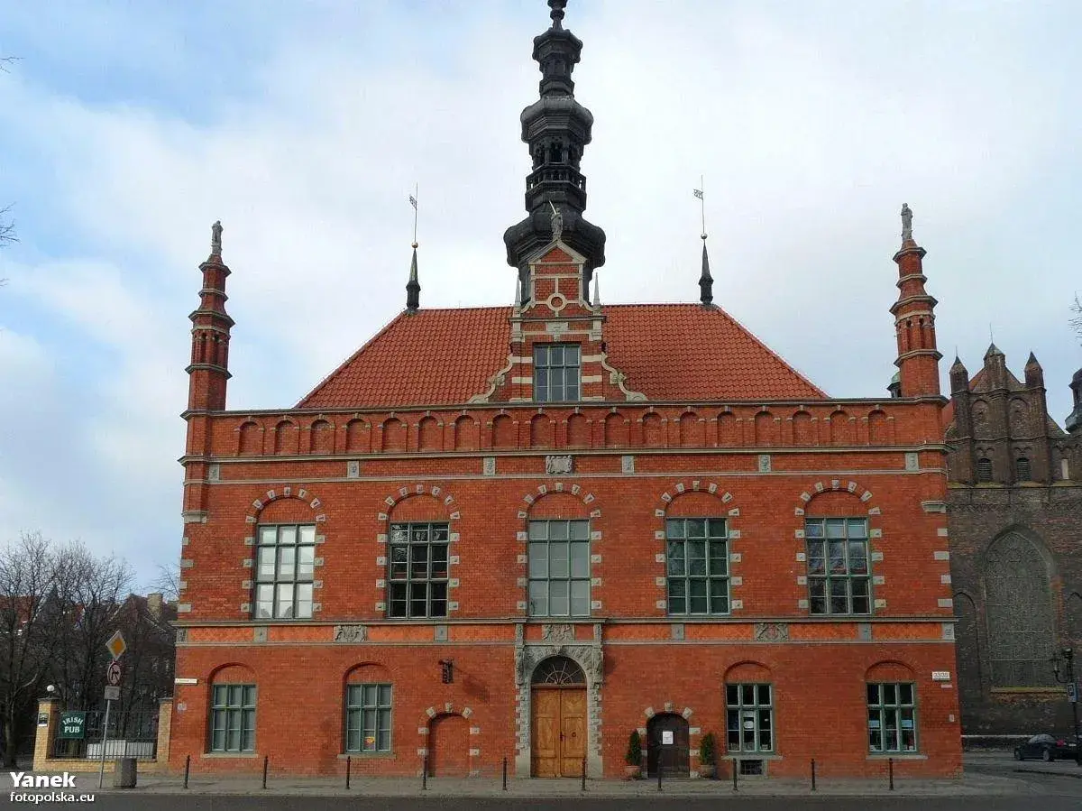 Wspaniała ceglana fasada, wieża i detale architektoniczne świadczą o tym, że to najstarszy budynek w Gdańsku.