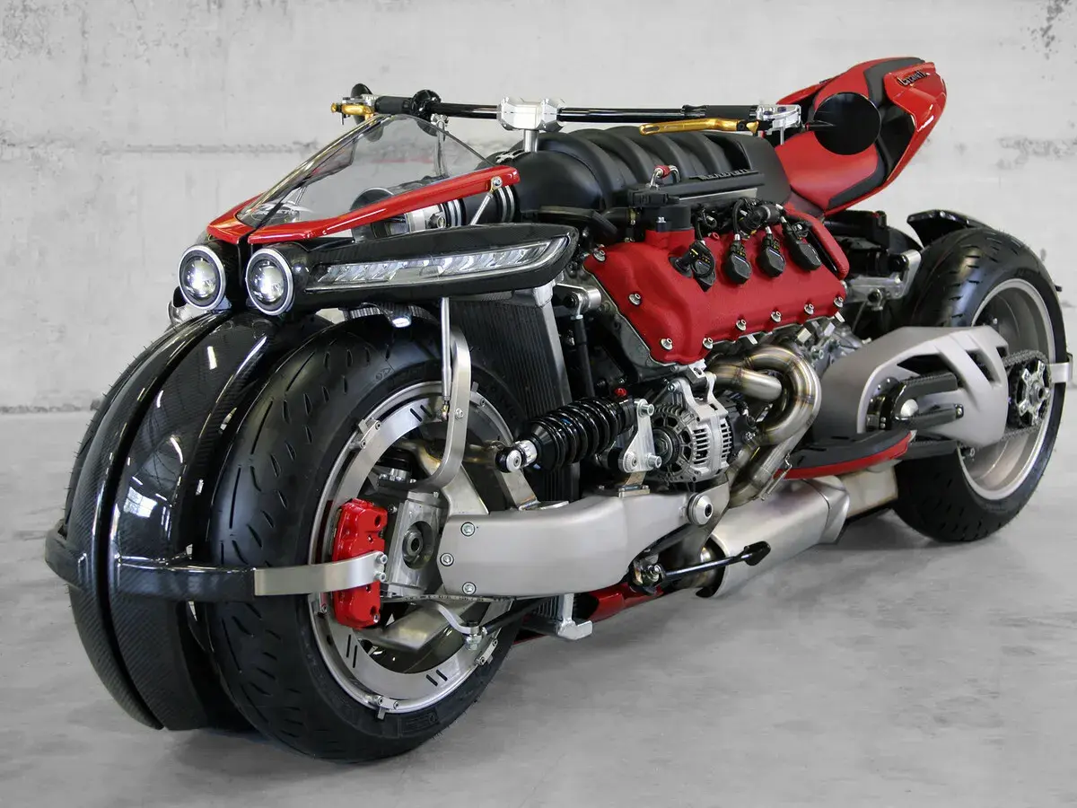 La Lazareth LM 847, una moto futurista con motor V8, doble rueda delantera y diseño agresivo.