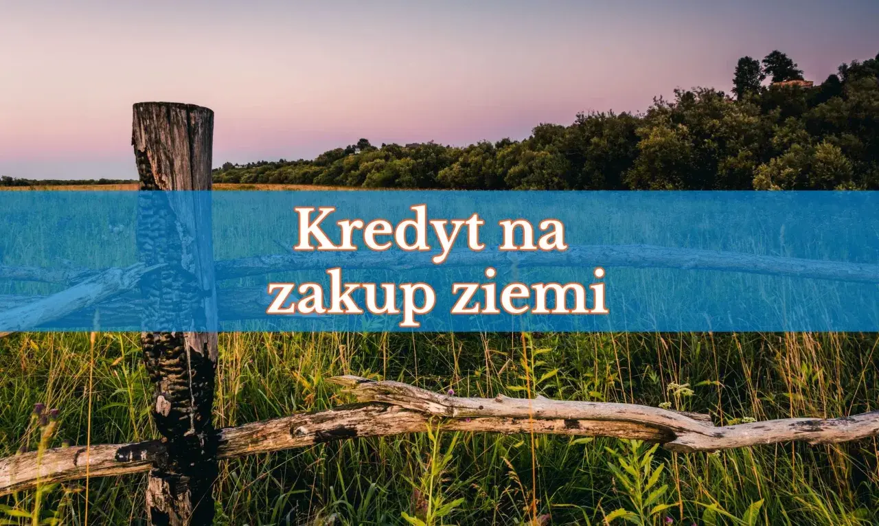Kredyt na zakup ziemi. Stary drewniany płot na tle zachodzącego słońca i zielonych pól.