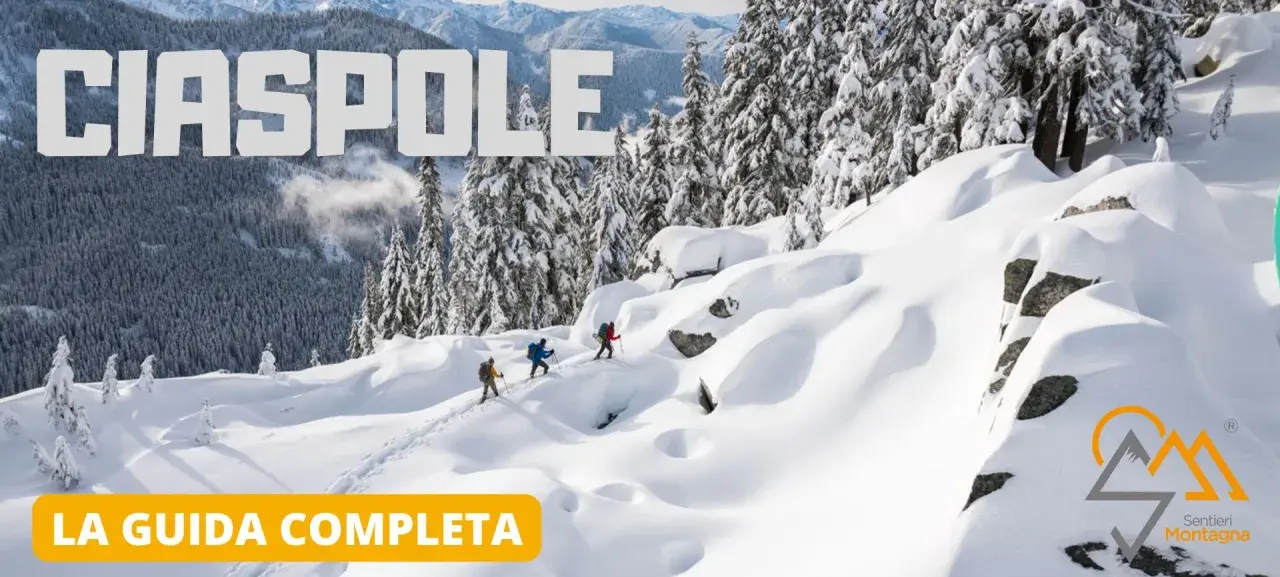 Escursionisti con ciaspole su un sentiero innevato. Scopri cosa sono le ciaspole e come usarle per esplorare la montagna in inverno.