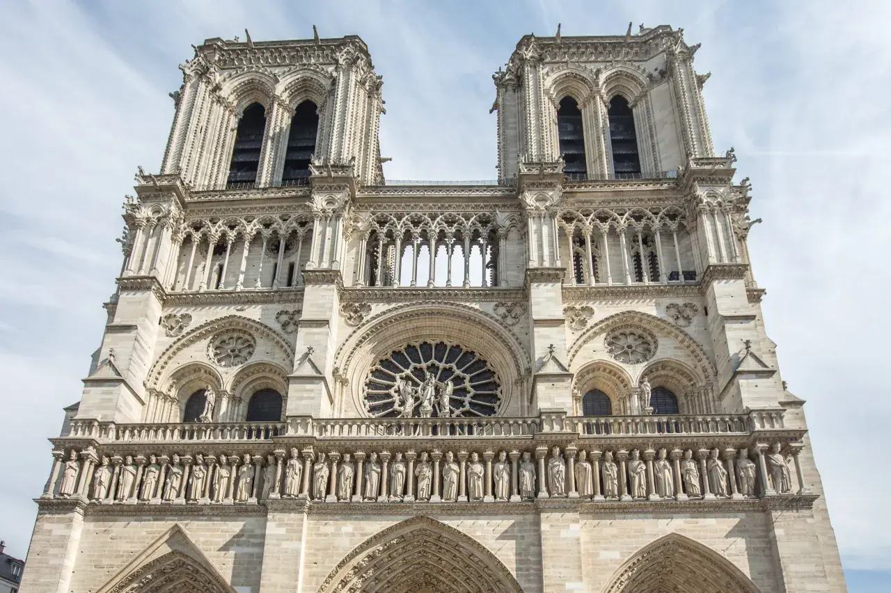 Die beeindruckende Fassade von Notre Dame mit ihren Türmen und Skulpturen. Bald kann man Notre Dame wieder besuchen.