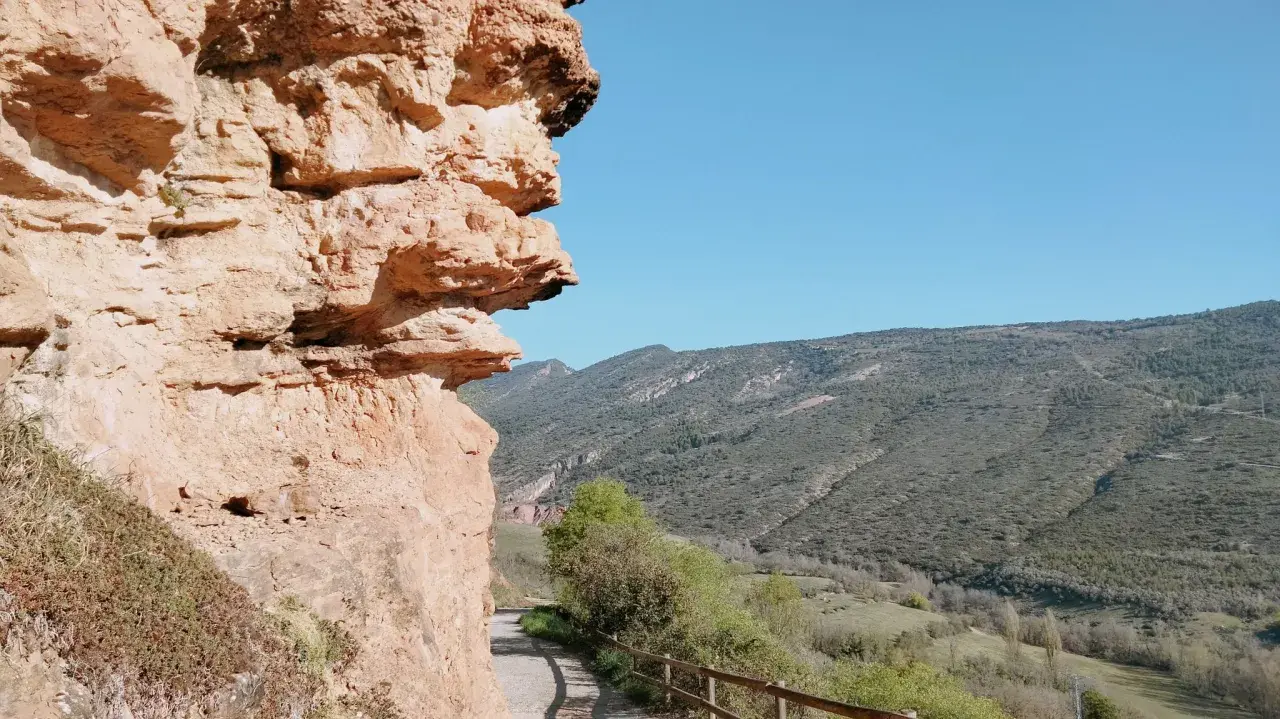Sendero rocoso con vistas a montañas verdes, ideal para excursiones cerca de Tremp.
