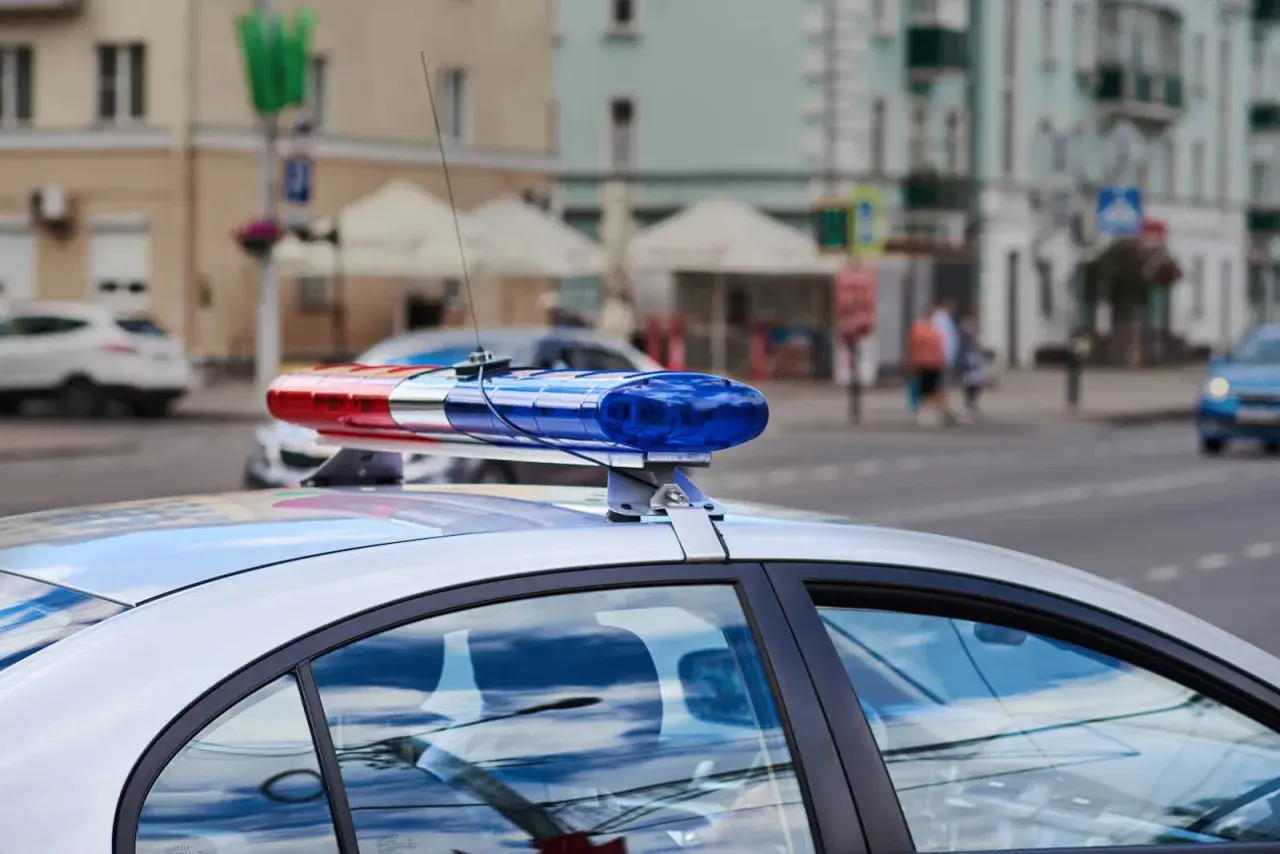 Błyskające sygnały na dachu radiowozu. Jeśli masz sprawę, gdzie złożyć skargę na policję, to właśnie ten pojazd może być początkiem rozwiązania.